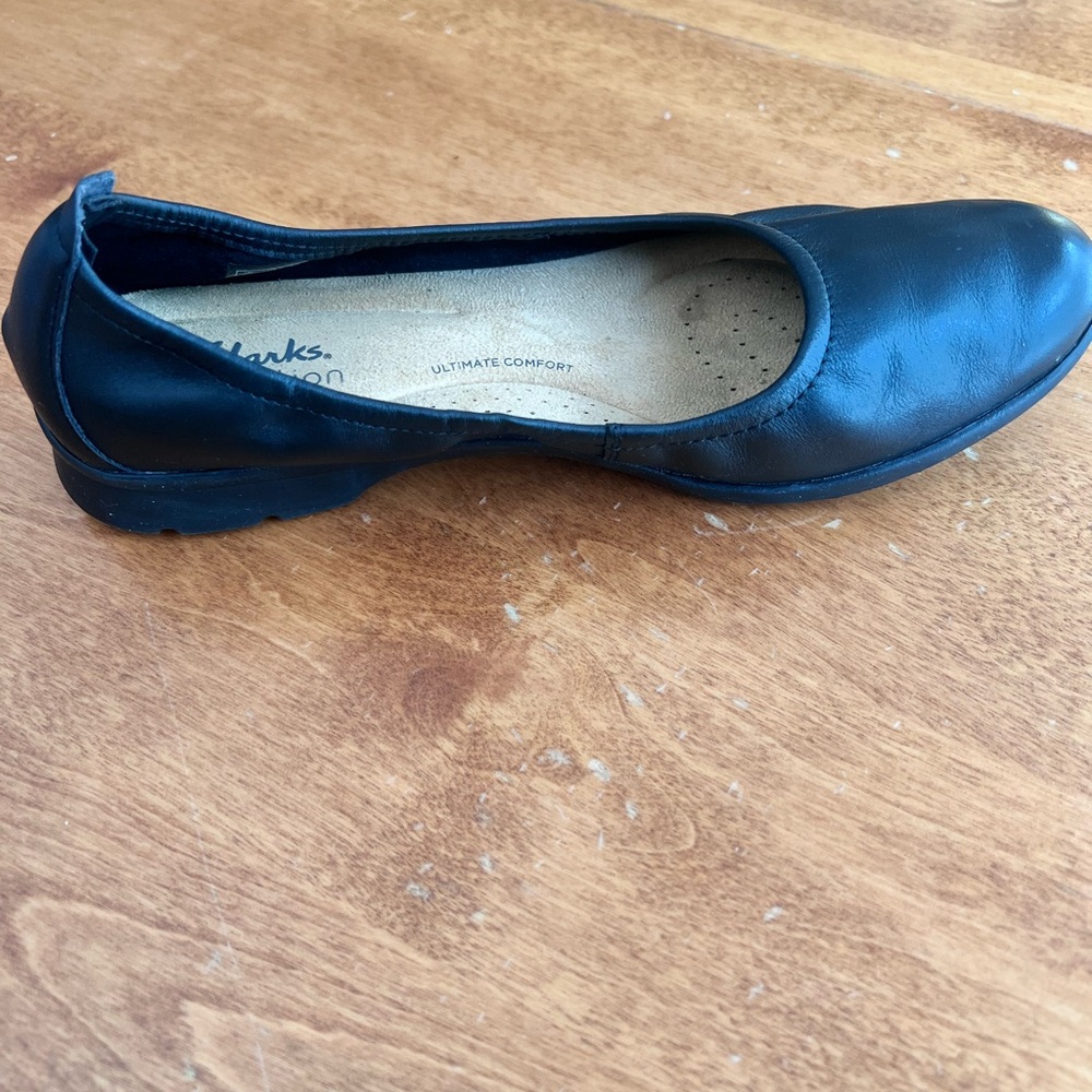 Clarks Women's Janette Ease Ballet Flat Black 
Leather 7 Wide Pair of Shoes